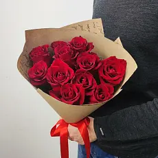 Букет живых цветов из розы красной премиум 11 шт в дизайнерской упаковке