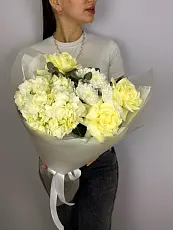 Стильный букет с гортензией и розами 