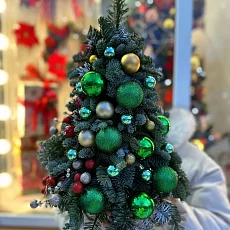Новогодняя елка с зелеными шарами 