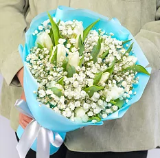Букет гипсофилы с тюльпанами