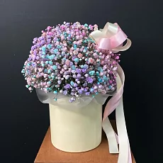 Радужная композиция с гипсофилой 