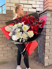 Букет с розами и одноголовой хризантемой