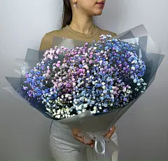 Букет живых цветов из радужной гипсофилы оформленный в дизайнерскую упаковку