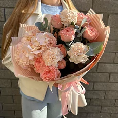 Букет с гортензией и диантусами