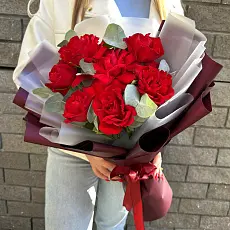 Букет живых цветов из 7 Красных роз с эвкалиптом в дизайнерской упаковке