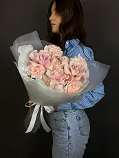 Розовый Букет Живых Цветов букет из диантусов и роз в дизайнерской упаковке