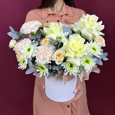 Композиция живых цветов с розой и хризантемой