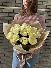 15 Кремовых роз в дизайнерской упаковке 
