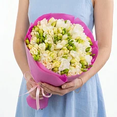 35 Белых Фрезий в упаковке