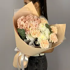 Стильный букет живых цветов с розовой гортензией и диантусами в упаковке