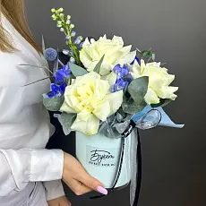 Композиция с дельфиниумом с розой 