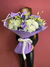 Букет с эустомой и хризантемой