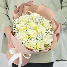 Букет из гипсофилы с розами