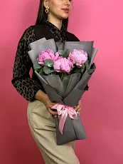 3 Пиона с эвкалиптом в упаковке