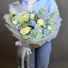 Букет с голубой гортензией и дельфиниумом