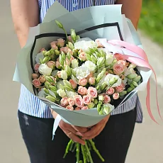 Букет с кустовой розой и эустомой 