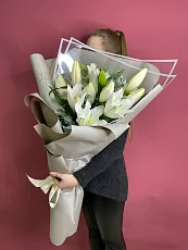 Авторский букет с лилией в упаковке 