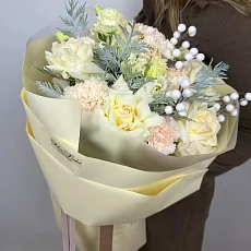 Новогодний букет с розами и гвоздикой