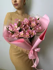 Букет живых цветов из 7 Розовых альстромерий
