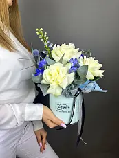 Композиция с дельфиниумом с розой 