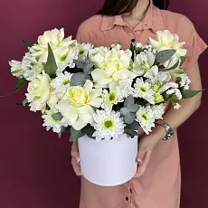 Букет с хризантемой и белыми французскими розами в нежной шляпной коробке