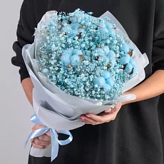 Букет из голубого хлопка и гипсофилы 