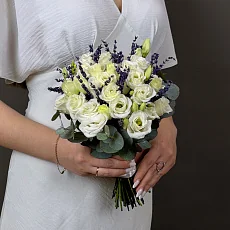 Композиция из белой эустомы и лаванды