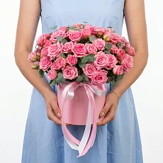 Нежные кустовые розы в коробке