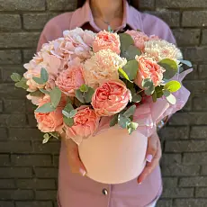 Букет живых цветов с гортензией и розой в нежной шляпной коробке