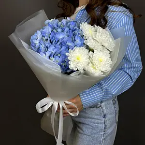 Букет с голубой гортензией и кустовой хризантемой 