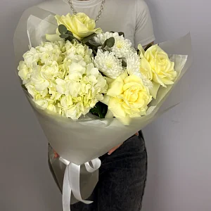 Стильный букет с гортензией и розами 