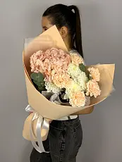 Стильный букет с розовой гортензией и диантусами 