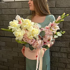 Коробка с розами и розовой гортензией 