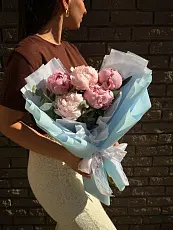 Букет живых цветов из 5 Пионов