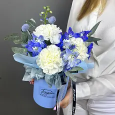 Композиция с дельфиниумом и гвоздикой 