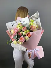 Нежный букет из кустовых роз и эустомы в упаковке