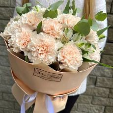 Композиция с гвоздикой и альстромерий 