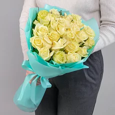 25 кремовых роз