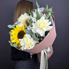 Необычный Букет с подсолнухом и альстромерией 
