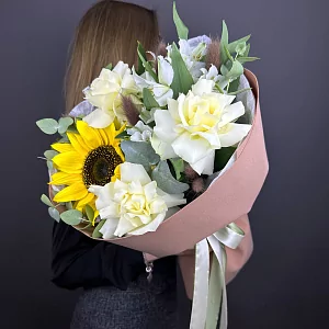 Необычный Букет с подсолнухом и альстромерией 