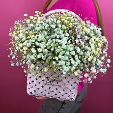 Композиция в корзине из радужной гипсофилы