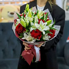 Композиция из лилий и роз