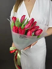 Букет из 11 рубиновых тюльпанов