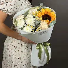 Букет с хризантемой и подсолнухом 