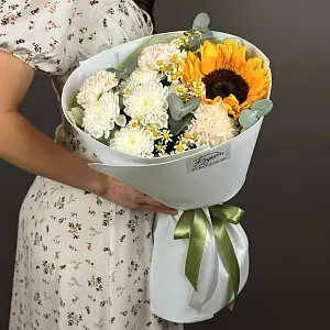 Букет с хризантемой и подсолнухом 