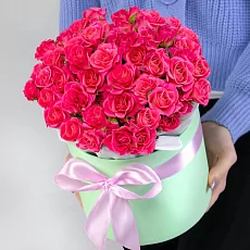 Коробка с цветами ярких розовых роз 