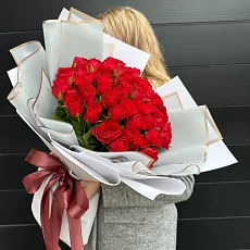 45 Роз в дизайнерской упаковке 