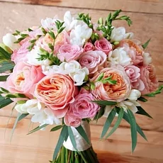 Букет невесты с пионовидными розами и фрезией