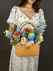 Композиция с герберой мини и глобусом