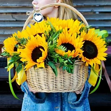 Корзина с подсолнухами